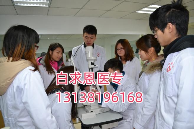 石家莊醫(yī)學(xué)中專學(xué)校的學(xué)費(fèi)是多少？