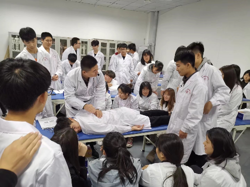 以后想當(dāng)臨床醫(yī)生，上石家莊冀聯(lián)醫(yī)學(xué)中專學(xué)校選什么專業(yè)？